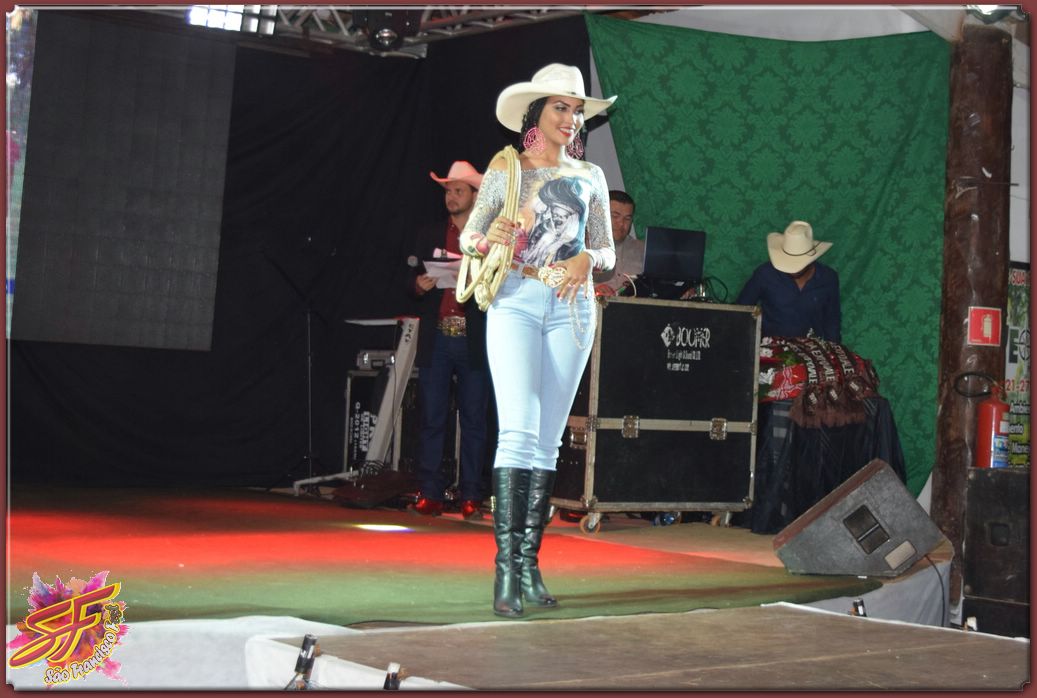 DESFILE DA RAINHA DA EXPOVALE 2019
